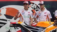 Marc Marquez dan Dani Pedrosa menghadiri peluncuran tim MotoGP Repsol Honda 2016 di Sirkuit Sentul, Bogor, Minggu (14/2/2016). (Bola.com/Nicklas Hanoatubun)