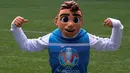 Skillzy, maskot resmi Piala Eropa 2020 berpose saat presentasi di Stadion Saint Petersburg, Rusia (27/3). Kota Saint Petersburg akan menyelenggarakan empat pertandingan termasuk pertandingan perempat final selama UEFA Euro 2020. (Reuters/Anton Vaganov)