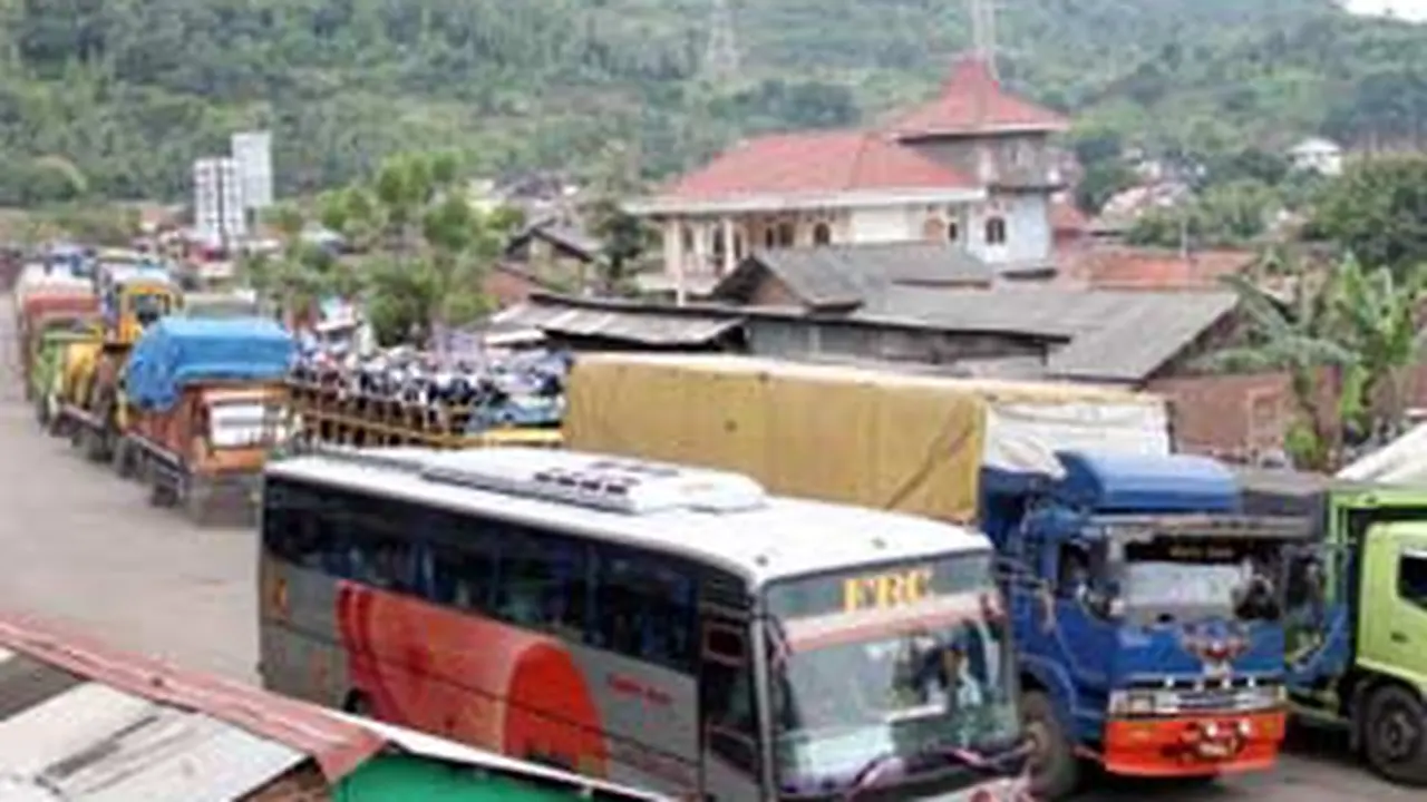 Antrian truk menuju dermaga Pelabuhan Merak, Banten, Senin (17/1). Kemacetan panjang tersebut terjadi akibat cuaca buruk sehingga mengganggu lalu lintas penyeberangan.(Antara)