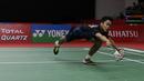 Tunggal putra Indonesia, Anthony Ginting, berusaha mengembalikan kok saat melawan tunggal Jepang pada Indonesia Masters 2019 di Istora Senayan, Jakarta, Jumat (25/1). Ginting gagal lolos ke semifinal. (Bola.com/Yoppy Renato)