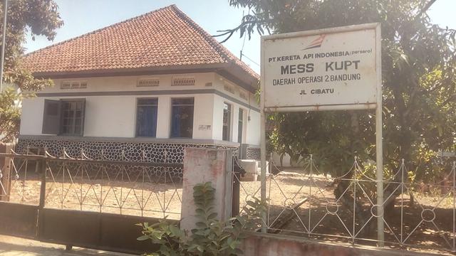 MESS KUPT, tak jauh dari Klinik Mediska, nampak sebuah bangunan yang diperuntukan buat MESS KUPT para pegawai PT KAI tempo dulu
