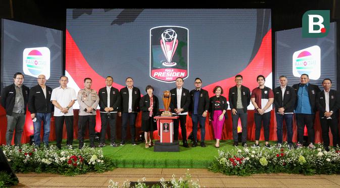 <p>Seluruh undangan melakukan foto bersama saat konferensi pers Piala Presiden 2022 di Studio Lantai 8 SCTV Tower, Senayan City, Jakarta pada Senin (06/06/2022). (Bola.com/Bagaskara Lazuardi)</p>