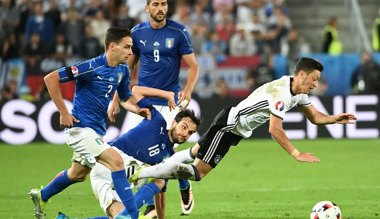 Pemain Jerman, Mesut Ozil, dilanggar pemain Italia pada perempat final Piala Eropa 2016 di Stadion Matmut Atlantique, Bordeaux, Minggu (3/7/2016) WIB. (AFP/Vincenzo Pinto)