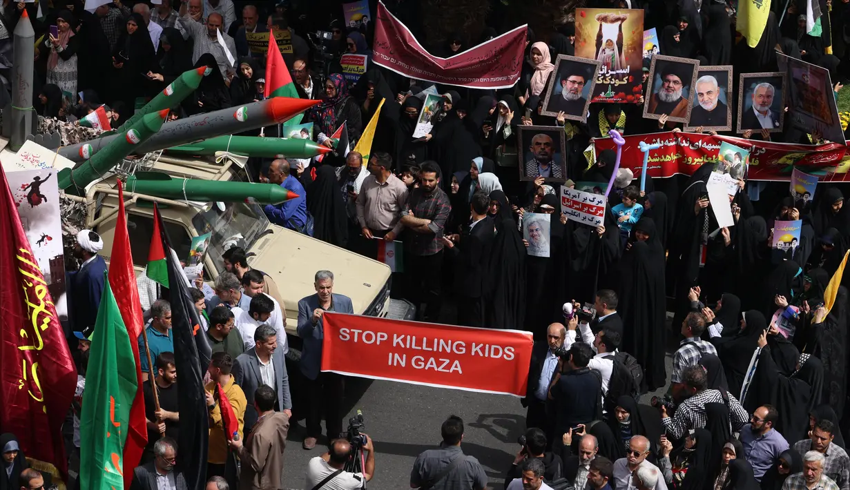 Warga Iran mengecam kembalinya operasi militer besar-besaran Israel di Jalur Gaza sejak 18 Maret 2025 lalu. (ATTA KENARE/AFP)