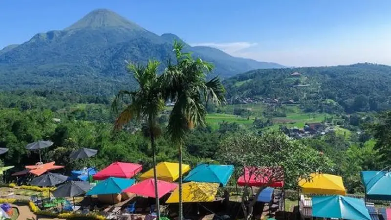 Jungle Cafe di Mojokerto yang dikelilingi oleh tiga gunung