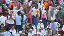 Usai salat, beberapa jamaah bersalam-salaman untuk saling memaafkan (Liputan6.com/Johan Tallo)  