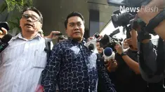 Andy Purnomo, anak dari tersangka Bupati Klaten non-aktif Sri Hartini, usai diperiksa penyidik KPK, hanya terdiam saat dihadang awak media.