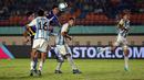 <p>Pemain Timnas Jepang U-17, Rento Takaoka (kiri) menyundul bola yang menghasilkan gol ke gawang Timnas Argentina U-17 pada laga kedua Grup D Piala Dunia U-17 2023 di Stadion Si Jalak Harupat, Kabupaten Bandung, Selasa (14/11/2023). (Bola.com/Ikhwan Yanuar)</p>