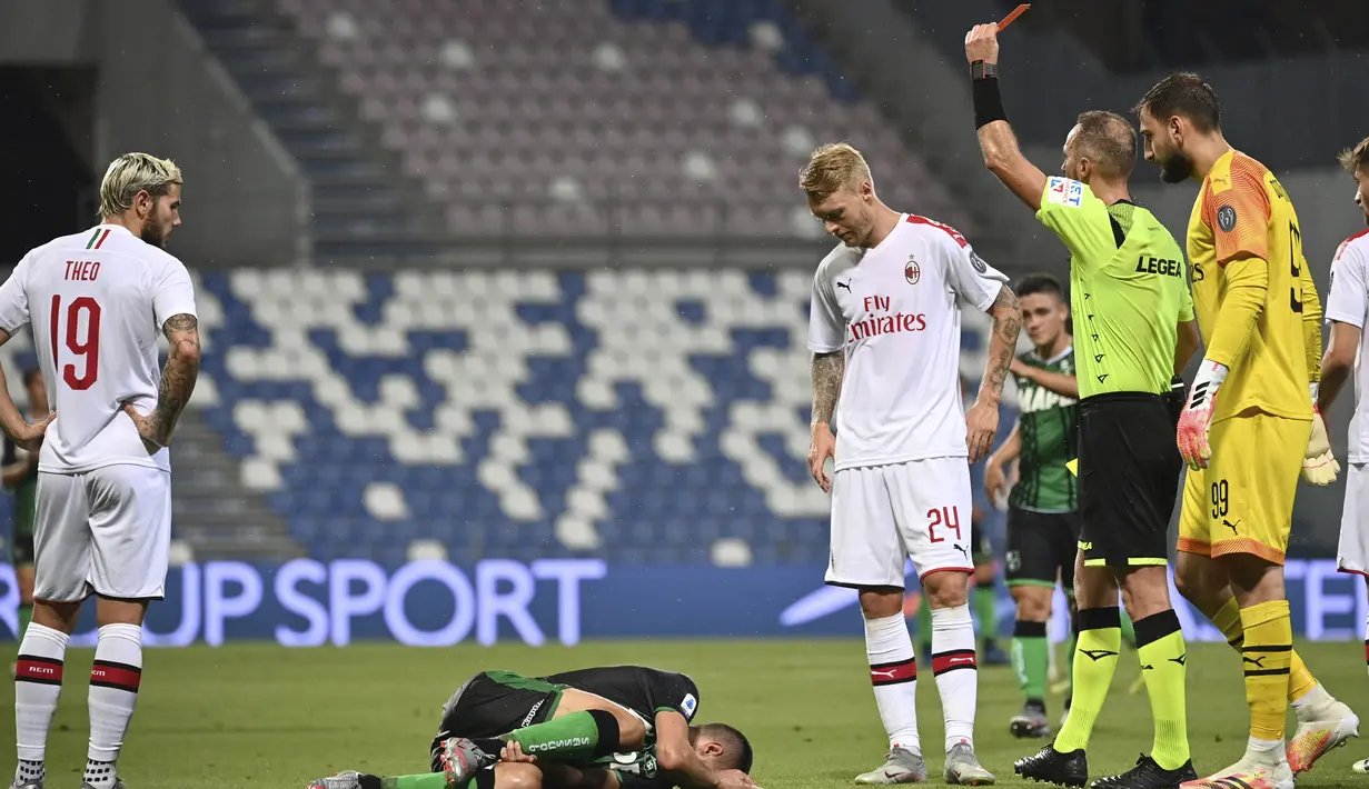 Wasit Luca Pairetto menunjukkan kartu merah kepada pemain Sassuolo Mehdi Bourabia (tengah) saat menghadapi AC Milan pada pertandingan Serie A Italia di Stadion Mapei, Reggio Emilia, Italia, Selasa (21/7/2020). AC Milan menang 2-1. (Massimo Paolone/LaPresse via AP)