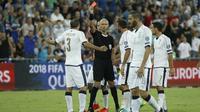 Bek Italia, Giorgio Chiellini, menerima kartu merah pada laga melawan Israel di Sammy Ofer Stadium, Haifa, Senin (5/9/2016). (AFP/Jack Guez)