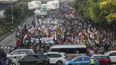Suasana kemeriahan saat Parade Asian Games 2018 di Jakarta, Minggu (13/5/2018). Parade ini diadakan untuk mempopulerkan multievent empat tahunan tersebut. (Bola.com/Vitalis Yogi Trisna)
