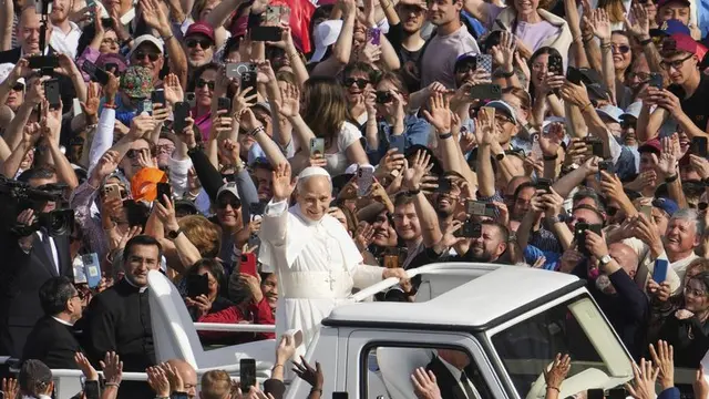 Perjalanan Paus Leo XIV dengan mobil paus telah menjadi sebuah ritus peralihan yang identik dengan jangkauan global dan daya tarik media kepausan. (AP)