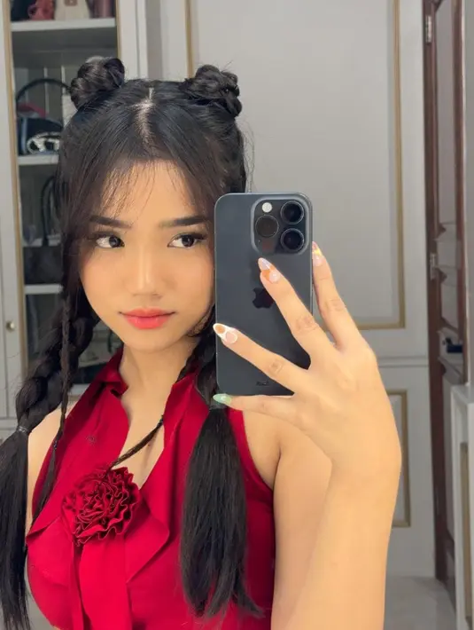 Serta disempurnakan dengan pulasan makeup flawless, dan tatanan rambut pigtail bun braid yang manis. [@fuji_an].