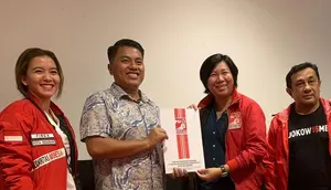 Adhe Bhakti bersama rombongan relawan, mengambil formulir calon wali kota semarang disambut langsung oleh Ketua DPD PSI Kota Semarang Melly Pangestu di Semarang. (Ist).