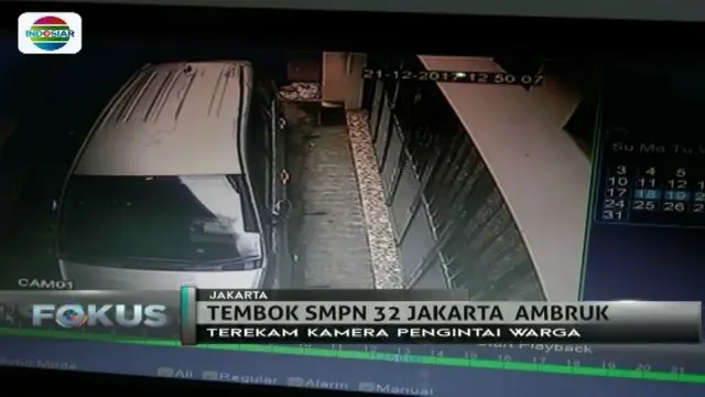 Ambruknya tembok SMPN 32 Tambora terekam kamera pemantau. Sementara Gubernur Anies akan memanggil dinas terkait soal insiden tersebut.