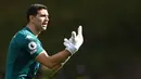 Emiliano Martinez. Kiper asal Argentina berusia 29 tahun yang telah dua musim memperkuat Aston Villa sejak didatangkan dari Arsenal pada awal musim 2020/2021 lalu, total kebobolan sebanyak 49 gol dari 37 laga di semua ajang dan hanya 11 kali melakukan clean sheet. Sementara pada musim debutnya bersama The Villans ia kebobolan lebih sedikit, 47 gol dari 39 laga di semua ajang dan sukses mencatat 15 kali clean sheet. (AFP/Ben Stansall)