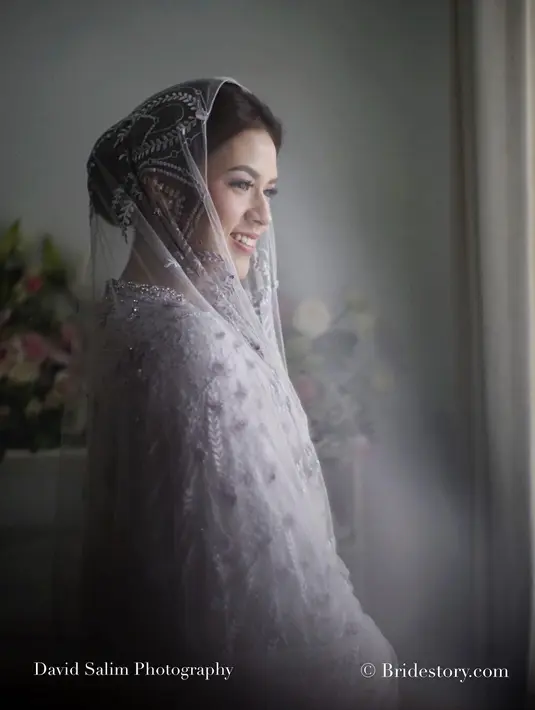 Sebelum menggelar pernikahan, Raisa Andriana melakukan pengajian. Ia tampil cantik dengan busana berwarna lila. (Foto: instagram.com/thebridestory)