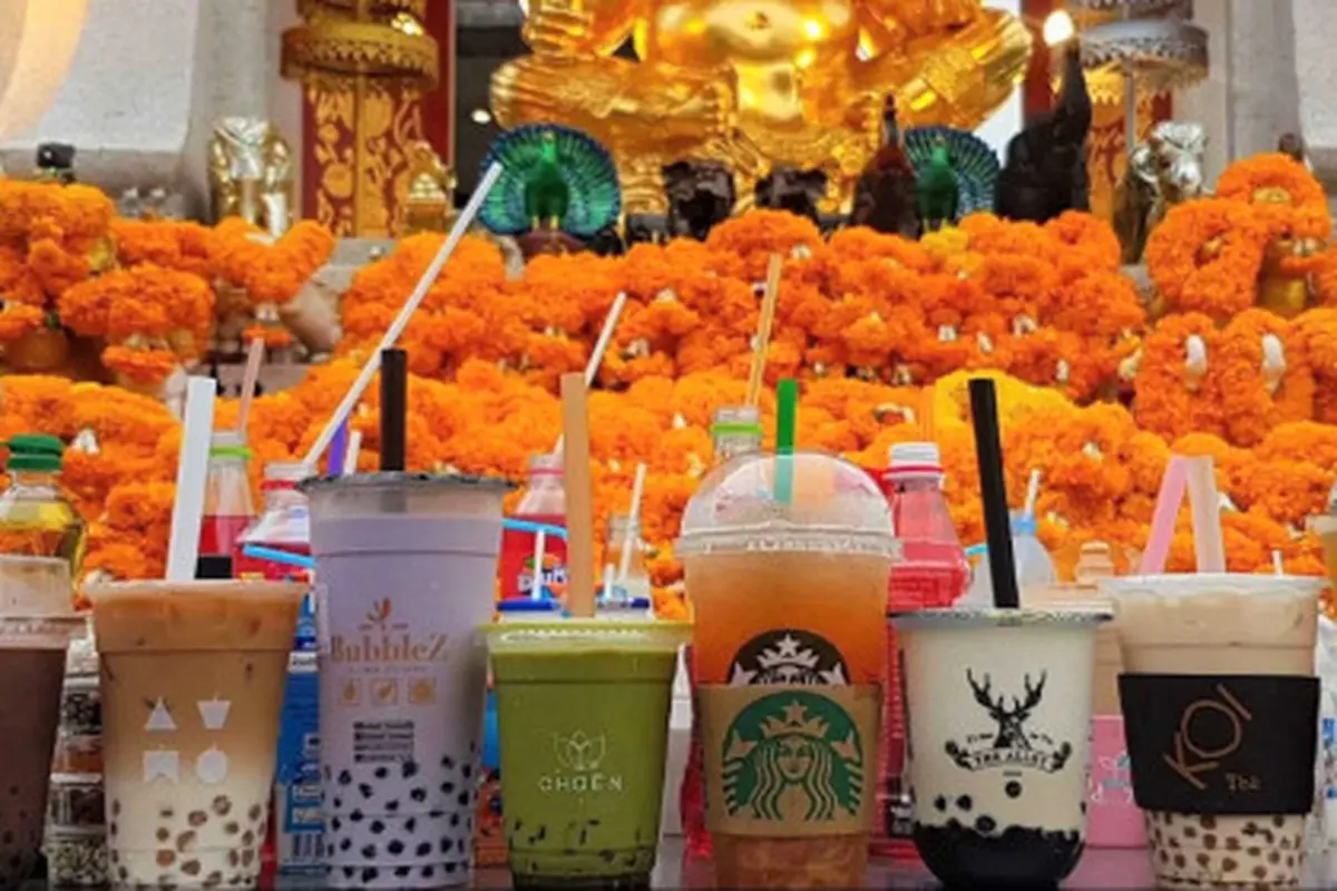 Unik, Di Kuil Ini Bubble Tea Jadi Persembahan Ketika Berdoa