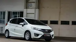 Fortis Wheels by Pako juga menjadi velg lokal yang sudah memiliki cukup banyak tipe. Pako merupakan pabrik velg yang menjadi vendor dari beberapa pabrik mobil di Indonesia. Sertifikasinya pun sudah mendapat sertifikasi-sertifikasi velg kelas dunia. Harganya pun terbilang terjangkau dengan desain-desain yang menarik. (Source: pakowheels.com)