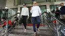 Artis Marshanda bersama sang kekasih, Egi John berjalan keluar Gedung KPK, Jakarta, Jumat (2/10/2015). Marshanda datang untuk meminta izin agar bisa menjenguk Otto Cornelis Kaligis yang ditahan di Rutan Guntur. (Liputan6.com/Helmi Afandi)