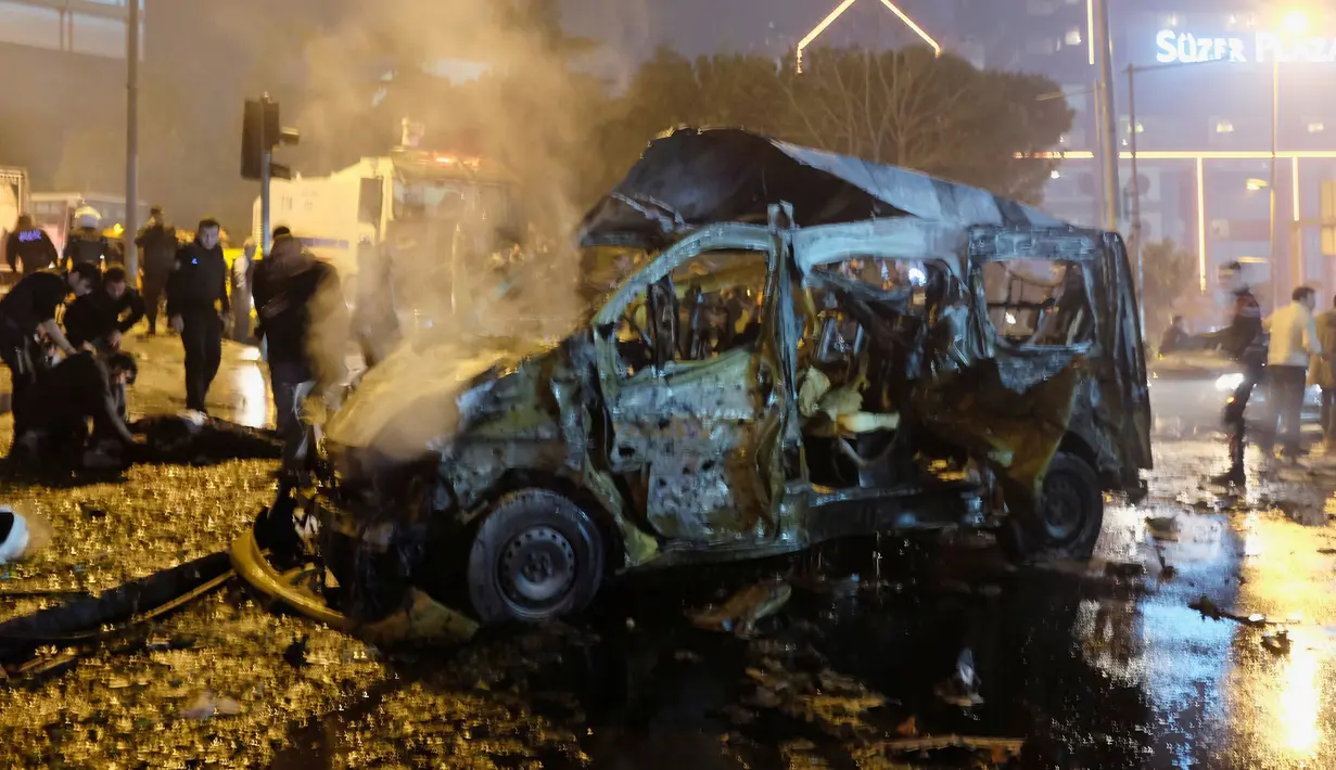 Kondisi sebuah kendaraan yang rusak akibat ledakan bom di Istanbul, Turki, Sabtu (10/12). Ledakan itu menyebabkan 29 orang tewas, dan melukai 166 orang lainnya. (Reuters/Murad Sezer)