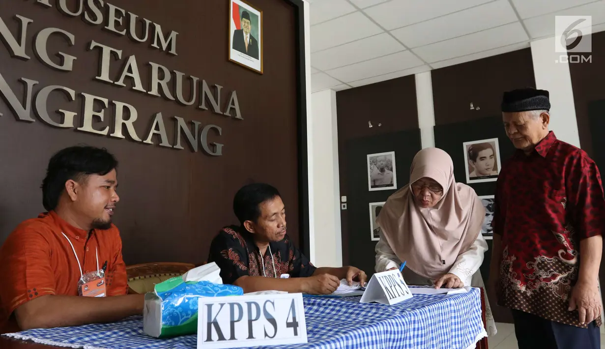 Warga mendaftar kehadirannya untuk mencoblos pada Pilkada Serentak 2018 di TPS 2 yang berada di dalam Museum Juang Taruna, Tangerang, Rabu (27/6). Warga Kota Tangerang menyalurkan suaranya dalam Pemilihan Walikota tahun ini. (Liputan6.com/Angga Yuniar)