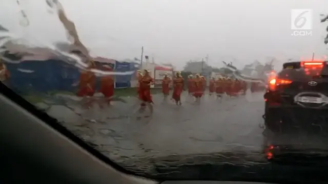 Penduduk lokal di wilayah Cavite, Filipina melakukan ritual keagamaan ditengah Topan Josie. Topan josie telah melanda wilayah utara Filipina selama sepekan.