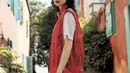 Ia juga tampil dengan vest merah di atas tshirt putihnya. Dipaduakian celana denim dan sling bag Chanel merah. @nanakomatsu71