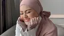 Ibu satu anak ini juga tampil menggemaskan dengan kerudung model ikat ke belakangnya, dengan mengenakan makeup blush on, eyeshadow coklat dan eyeliner wings nya. Ia pun memoles bibirnya dengan lipstik pinknya. @nathalieholscher