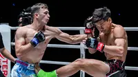 Stephen Irvine mengalahkan Focus PK Wor Apinya di ronde pertama ONE Fight Night 70 (Dok. ONE Championship)