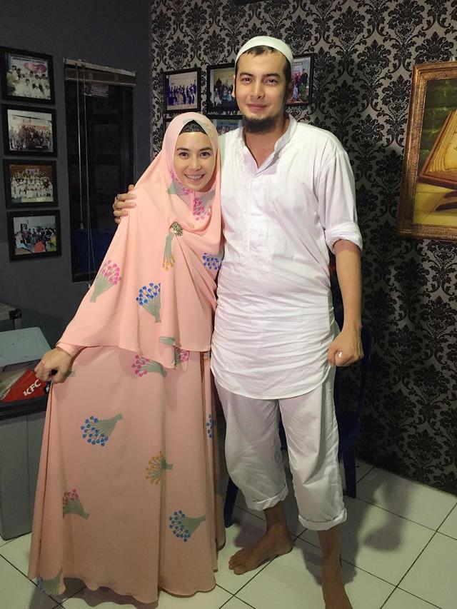 Sering Berperan Jadi Suami Antagonis Ini 7 Potret Boy Hamzah Dan Sang Istri Hot Liputan6 Com