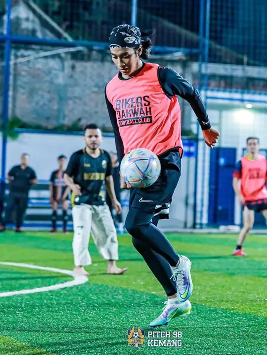 Tak sedikit netizen yang menilai rambut gondrong Abidzar saat bermain bola membuatnya terlihat semakin menawan. Begini ekspresi serius pemain sinetron Insya Allah Surga ini saat bermain bola.(Liputan6.com/IG/@abidzar73)