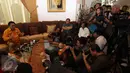 Oesman Sapta Odang memberikan keterangan pers di kediamannya, Jakarta, Kamis (22/12).Oesman Sapta Odang resmi menggantikan posisi Wiranto sebagai Ketua Umum Partai Hanura. (Liputan6.com/Johan Tallo)