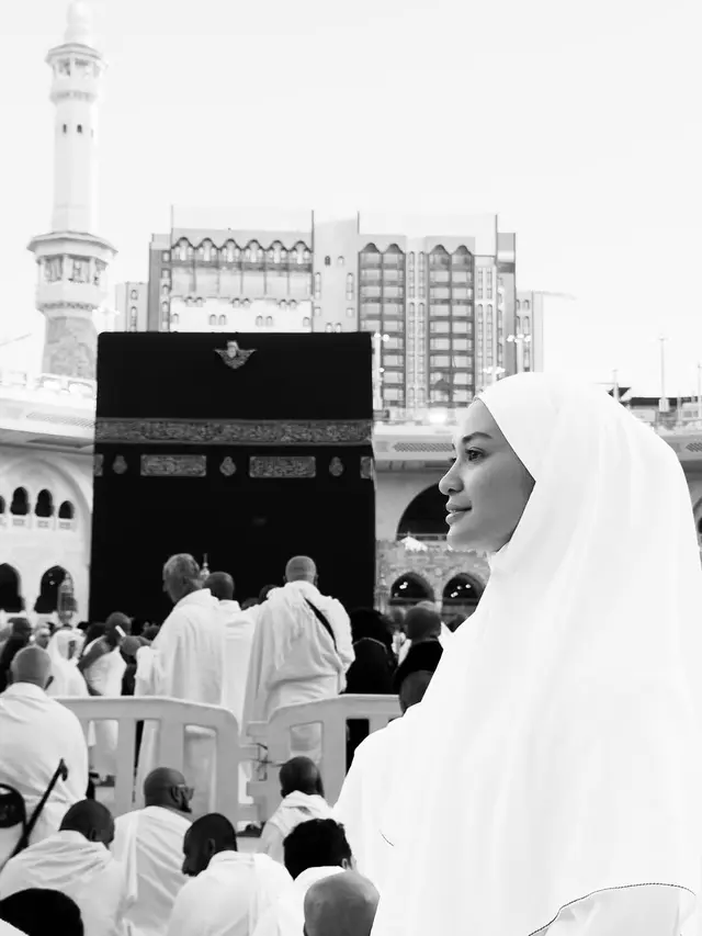 Hana Malasan dan Sean Gelael Umroh