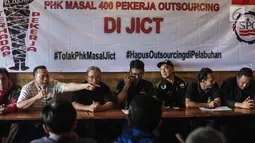 Serikat Pekerja PT Multi Terminal Indonesia memberikan pernyataan di Jakarta, Selasa (26/12). Dalam keterangannya mereka menolak PHK Massal pekerja Outsourcing di JICT dan meminta penghapusan Outsourcing di wilayah pelabuhan. (Liputan6.com/Faizal Fanani)