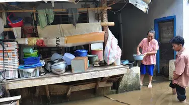 Banjir bisa datang kapanpun termasuk di bulan Ramadan. Warga Kampung Pulo, Jakarta Timur kembali diterpa banjir (Liputan6.com/Faizal Fanani)