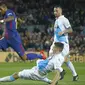 Pemain FC Barcelona, Paulinho (kiri) berusaha melewati adangan pemain Deportivo Coruna, Fabian Schar pada lanjutan La Liga Santander di Camp Nou stadium, Barcelona, (17/12/2017). Barcelona menang 4-0. (AP/Manu Fernandez)