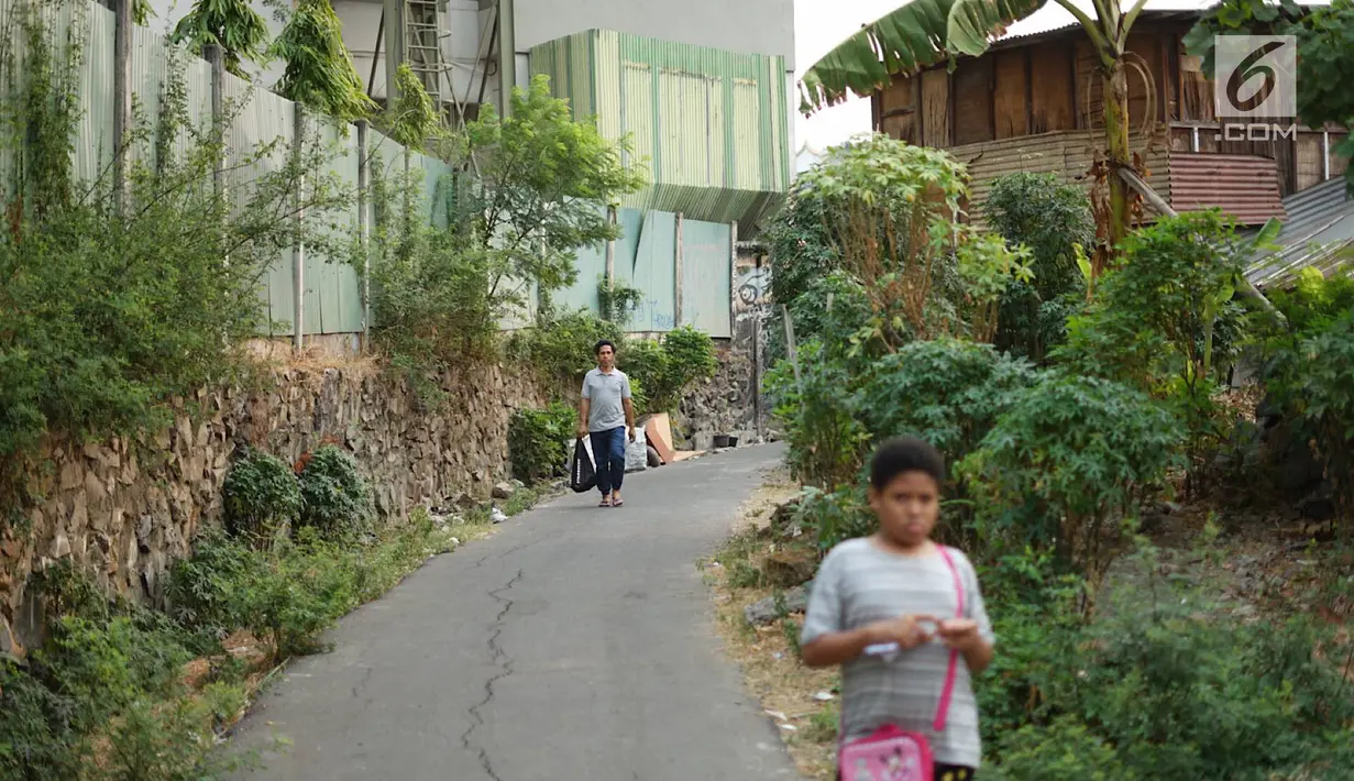 Warga berjalan kaki di Kampung Kebon Melati, Jakarta Pusat, Selasa (24/9/2019). Kampung Kebon Melati semakin menyempit sejak tahun 1990-an. (Liputan6.com/Immanuel Antonius)