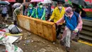 Pekerja membersihkan puing-puing di Pasar Namseong yang bersejarah di distrik Gangnam Seoul (9/8/2022).  Hujan yang turun sangat deras pada Senin malam (8/8/2022) menyebabkan banjir parah yang memecahkan rekor dengan sedikitnya tujuh orang tewas dan tujuh lainnya hilang, kata para pejabat. (AFP/Anthony Wallace)