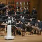 Robot ini berhasil memandu komposisi, baik secara mandiri maupun berkolaborasi dengan maestro manusia yang berdiri di sampingnya selama sekitar setengah jam, menghibur lebih dari 950 penonton yang memadati Teater Nasional Korea. (Photo by National Theater of Korea / AFP)