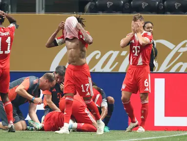 Reaksi pemain Bayern Munchen setelah melihat Jamal Musiala mengalami cedera parah setelah benturan dengan kiper PSG Gianluigi Donnarumma pada babak perempat final Piala Dunia Antarklub 2025 di di Mercedes-Benz Stadium, Sabtu (5/7/2025). (AFP/Alex Grimm)