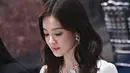 Kalung berlian dan sepasang anting membuat penampilan Song Hye Kyo semakin mewah.