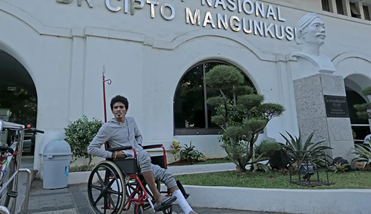AlfinTuasalamony termangu menanti mobil jemputan di depan R.S Cipto Mangunkusumo. (Bola.com/Peksi Cahyo)
