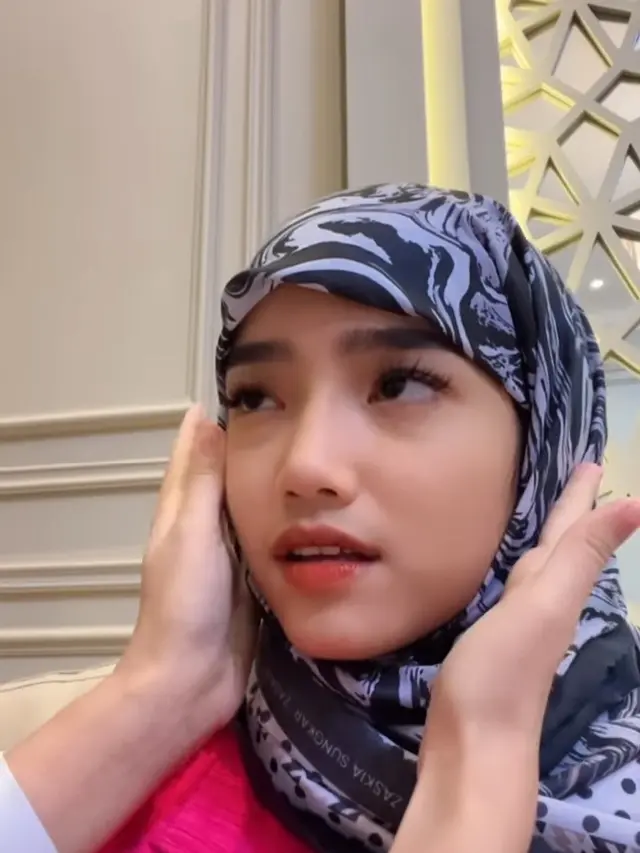Fuji Berhijab Bareng Shireen Sungkar