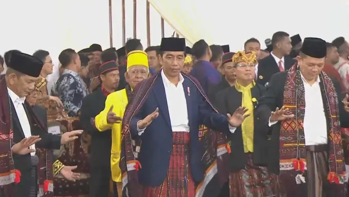 Jokowi Menari Tor-Tor di Pesta Adat Kahiyang-Bobby