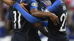 Penyerang Prancis, Kingsley Coman (kiri) berselebrasi dengan rekannya usai mencetak gol ke gawang Andorra pada pertandingan grup H Kualifikasi Euro 2020 di Stade de France di Saint Denis, Paris (10/9/2019). Prancis menang telak 3-0 atas Andorra. (AFP Photo/Lionel Bonaventure)