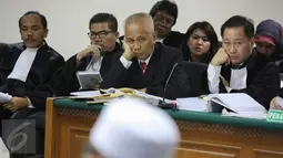 Terdakwa kasus dugaan tindak pidana korupsi suap Majelis Hakim dan Panitera PTUN Medan OC Kaligis mendengarkan keterangan saksi saat sidang lanjutan dengan agenda pemeriksaan saksi di Pengadilan Tipikor, Jakarta, Senin (28/9). (Liputan6.com/Faizal Fanani)