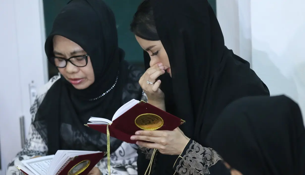 Pesinetron Ririn Ekawati baru saja menggelar acara tahlil buat suaminya, Ferry Wijaya. Malam itu, Ririn masih tak kuasa menahan air matanya. Beberapa kali ia terlihat mengusap air matanya. (Adrian Putra/Bintang.com)