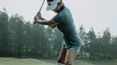 Kecintaannya terhadap golf terlihat dari foto ini. Di foto ini Zize bak seorang atlet profesional dengan pukulannya ke bola golf. Foto ini pun banyak dikomentari warganet yang terkagum-kagum dengan sosok Zize. (Liputan6.com/IG/azizahsalsha_)