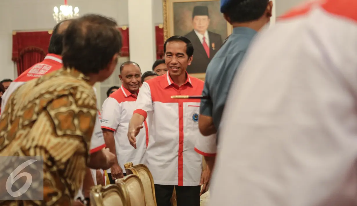 Presiden Joko Widodo saat tiba untuk memperingati Hari Anti Narkoba Internasional di Istana Negara, Jumat (26/6/2015). Peringatan ini bentuk keprihatinan bangsa-bangsa terhadap permasalahan narkoba yang mengancam kehidupan. (Liputan6.com/Faizal Fanani)